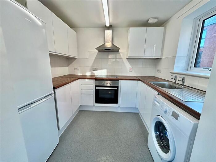 2 Bedroom Flat To Rent In Chardlace Walk, Nottingham, NG1