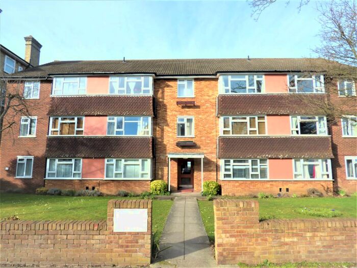 1 Bedroom Apartment To Rent In Castleton Court, Surbiton Hill Park, Surbiton, KT5