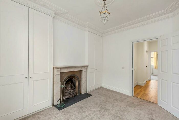 3 Bedroom Flat To Rent In Mortlake High Street, SW14