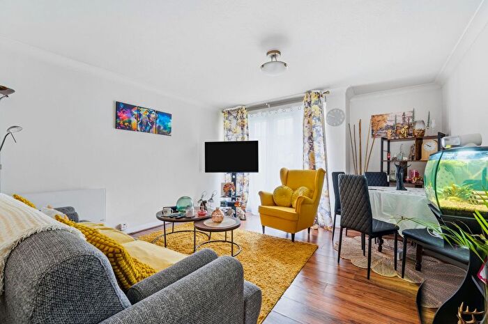 2 Bedroom Flat For Sale In Waters Drive, Staines-Upon-Thames, TW18