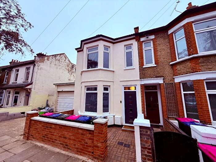 2 Bedroom Flat To Rent In Oban Road, Southend-On-Sea, Essex, SS2