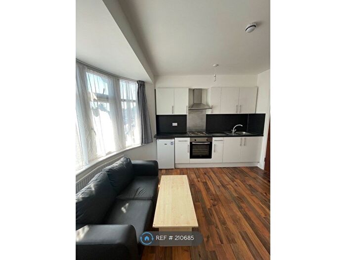 Studio To Rent In North Circular Road, London, N13