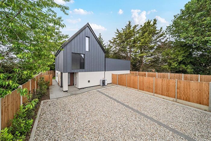 4 Bedroom Detached House For Sale In Kingfield Green, Woking, GU22