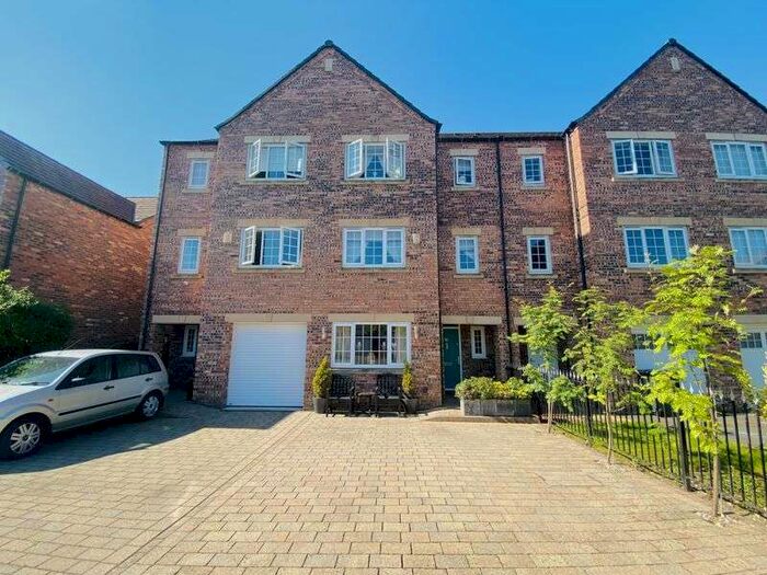 4 Bedroom houses for sale in Tadcaster Road Dringhouses, York
