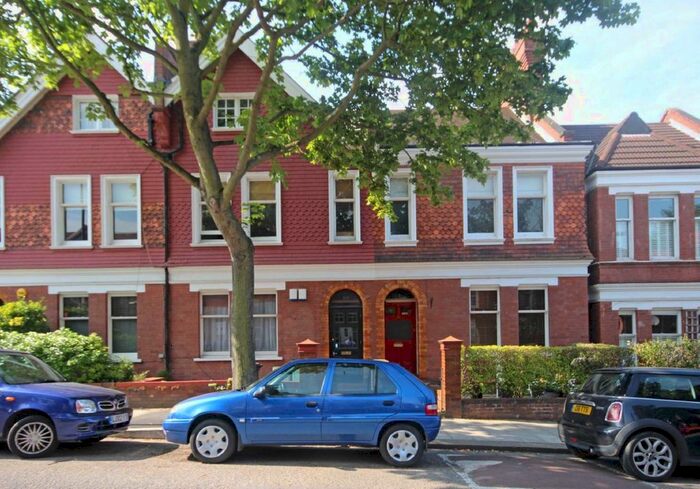 2 Bedroom Flat To Rent In Cricklade Avenue, London, SW2