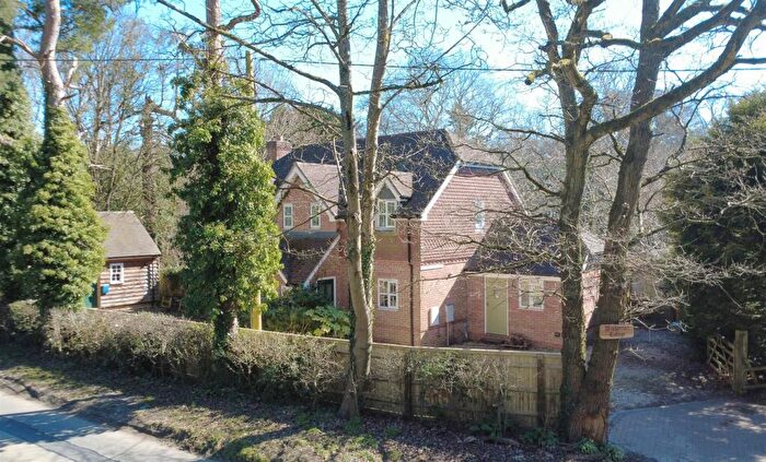 4 Bedroom Detached House For Sale In Pinchington Lane, Newbury, RG19