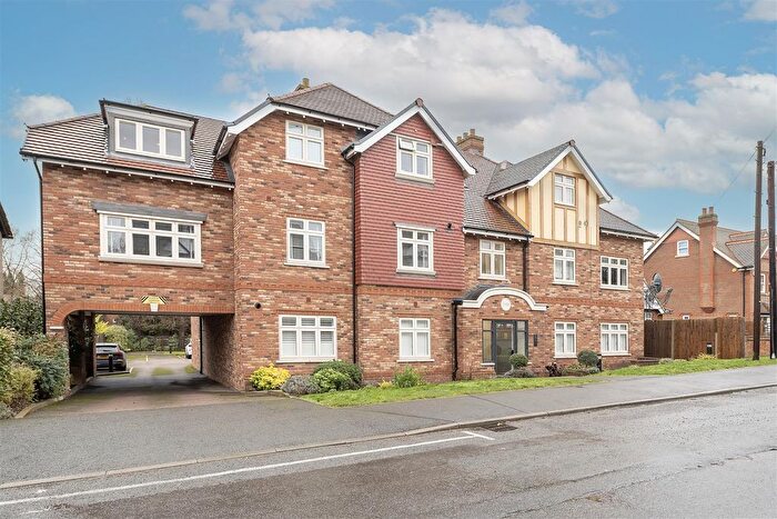 2 Bedroom Flat For Sale In Cross Way, Harpenden, AL5