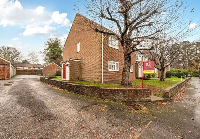 2 Bedroom Flat For Sale In Barracane Drive, Crowthorne, Berkshire, RG45