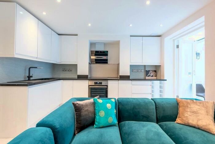 3 Bedroom Flat To Rent In Edith Grove, Chelsea, London, SW10