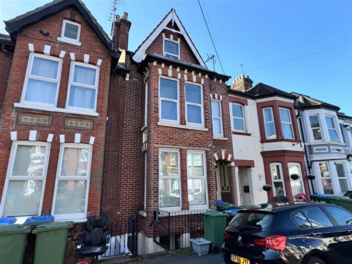 2 Bedroom Flat For Sale In The Polygon, Southampton, SO15