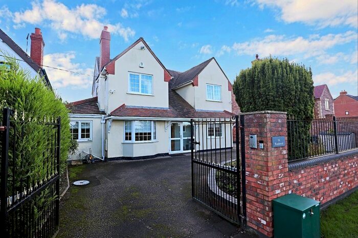 4 Bedroom Detached House For Sale In Coventry Road, Bulkington, CV12