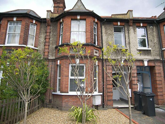 3 Bedroom Flat To Rent In Villiers Road, Kingston Upon Thames, KT1