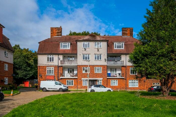 3 Bedroom Ground Flat To Rent In The Roses, High Road, Woodford Green, Essex, IG8