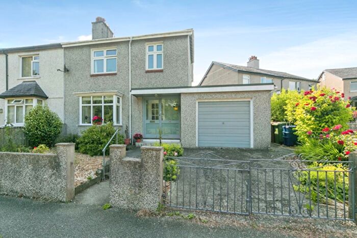3 Bedroom End Of Terrace House For Sale In Heol Dewi, Bangor, Gwynedd, LL57