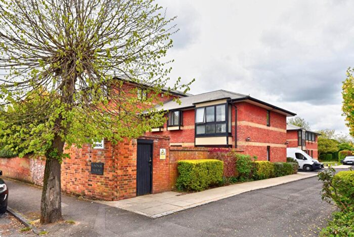 2 Bedroom Apartment For Sale In Windsor House, St Andrews Road, RG9