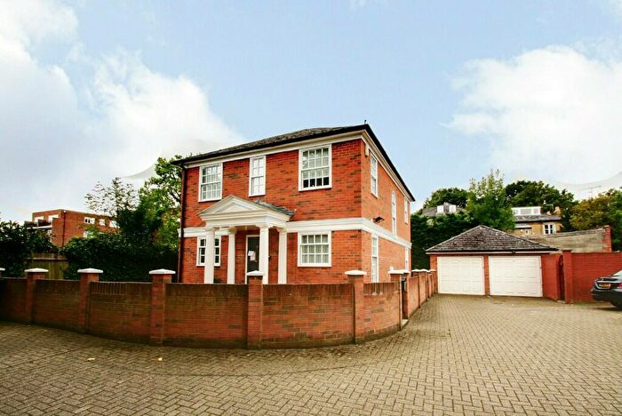 4 Bedroom Detached House To Rent In Lewis Close, Southgate, N14