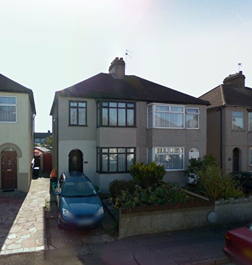 4 Bedroom Semi-Detached House To Rent In Eddy Close, Romford, London, RM7