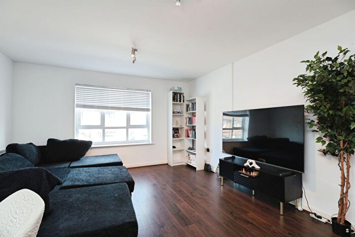 1 Bedroom Flat For Sale In The Gateway, Watford, WD18