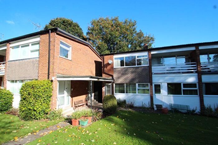 2 Bedroom Flat To Rent In North Hill Close, Roundhay, Leeds, LS8