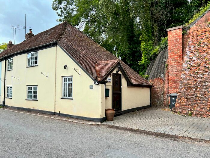 3 Bedroom Cottage To Rent In The Street, Basingstoke, RG24