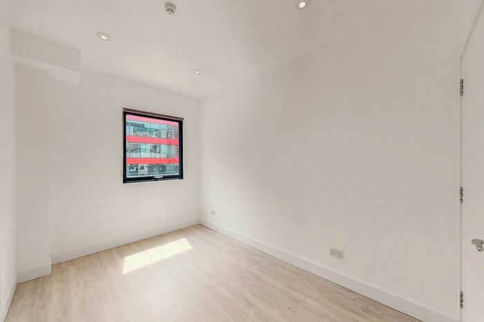 3 Bedroom Town House To Rent In Dickens Mews, London, EC1M