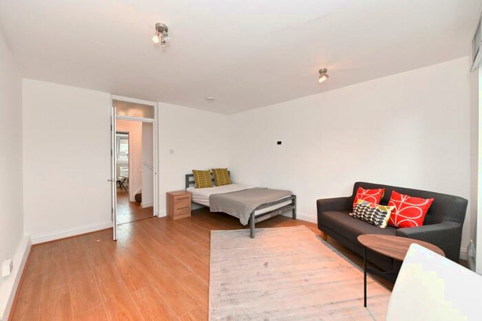 4 Bedroom Apartment To Rent In Girdlestone Walk, London, N19