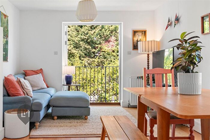 2 Bedroom Maisonette For Sale In Balvernie Grove, London, SW18