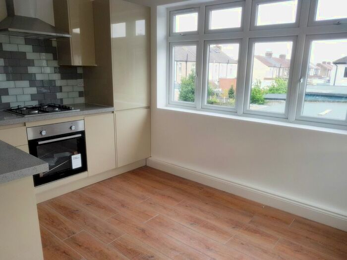 Studio To Rent In Golfe Road, Ilford IG1