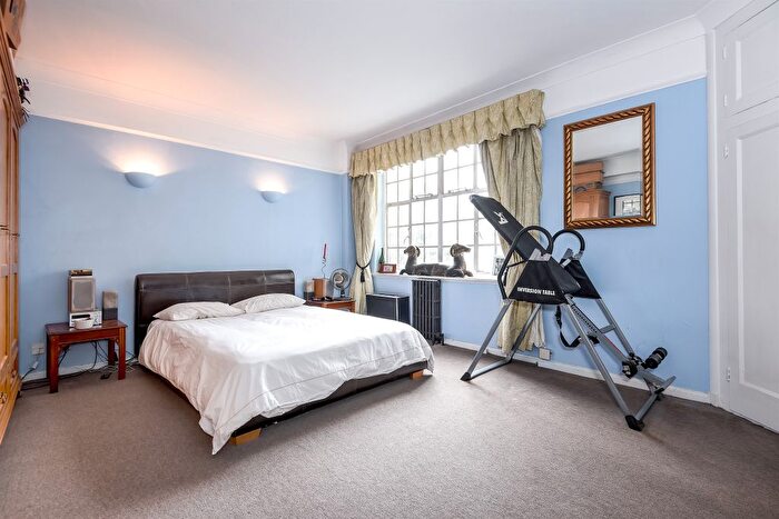 1 Bedroom Maisonette For Sale In Drayton Gardens, London, SW10