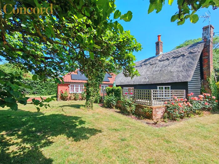3 Bedroom Cottage To Rent In Honeypot Lane Wix, CO11