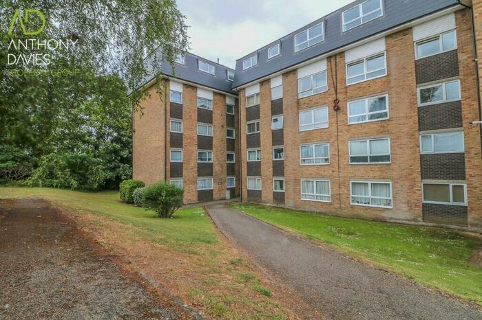 2 Bedroom Apartment To Rent In Lampits, Hoddesdon, EN11