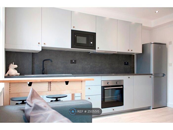 3 Bedroom Flat To Rent In Streatham, London, SW16