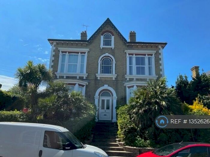 3 Bedroom Penthouse To Rent In Sandringham House, Cowes, PO31