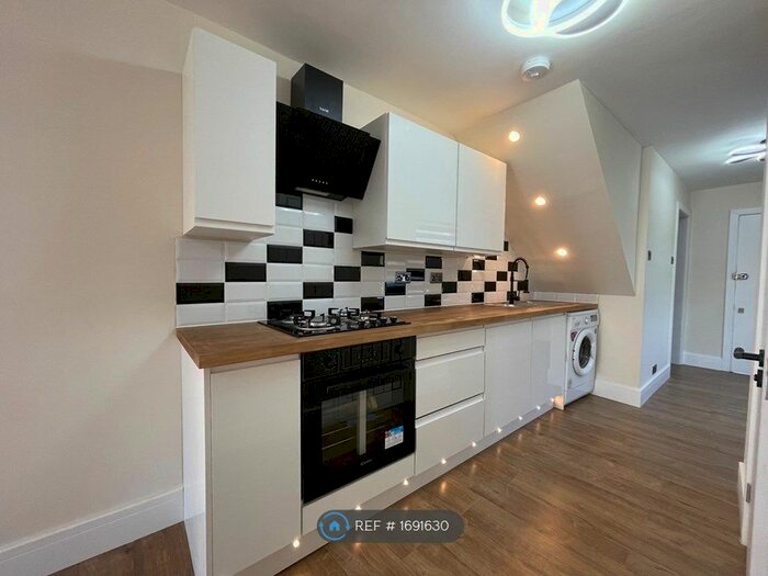2 Bedroom Flat To Rent In Upper Clapton Road, London, E5