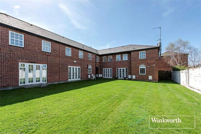 2 Bedroom Apartment To Rent In Hamlet Square, London, NW2