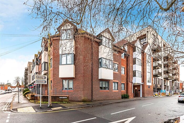 1 Bedroom Flat For Sale In West Byfleet, Surrey, KT14