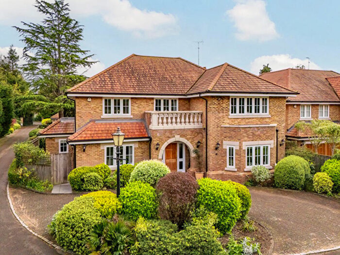 5 Bedroom Detached House For Sale In Fernlea Place, Cobham, KT11