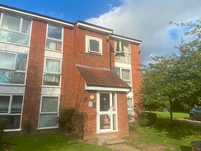 1 Bedroom Flat To Rent In Trotwood, Chigwell IG7