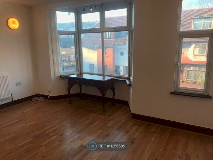 2 Bedroom Flat To Rent In High Street Colliers Wood, London SW19