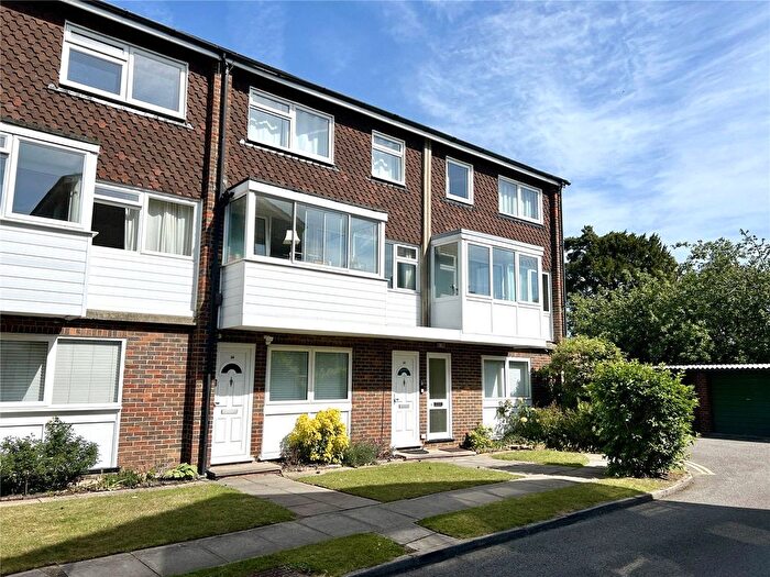 2 Bedroom Flat To Rent In Cross Lanes, Guildford, Surrey, GU1