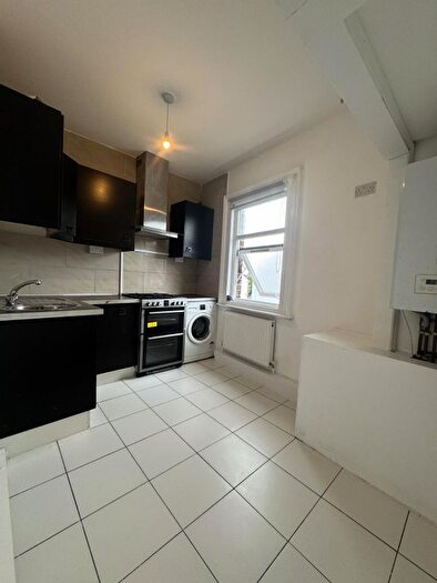 3 Bedroom Flat To Rent In London, SW17