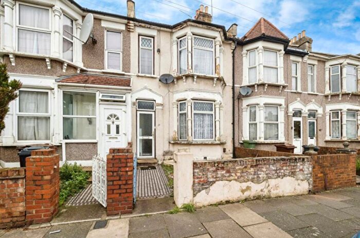 3 Bedroom Terraced House For Sale In Thorpe Road, London, IG11