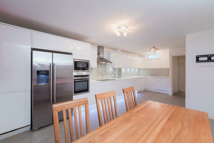 5 Bedroom House To Rent In Blondin Street, Bow, E3