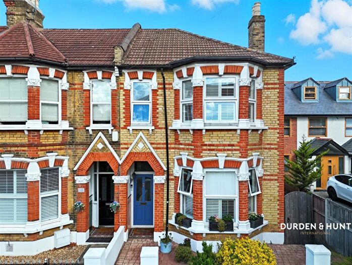 4 Bedroom End Of Terrace House For Sale In The Avenue, Hornchurch, RM12