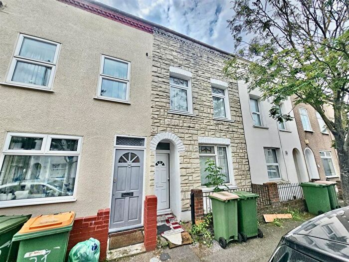 3 Bedroom Property To Rent In Garfield Road, London, E13