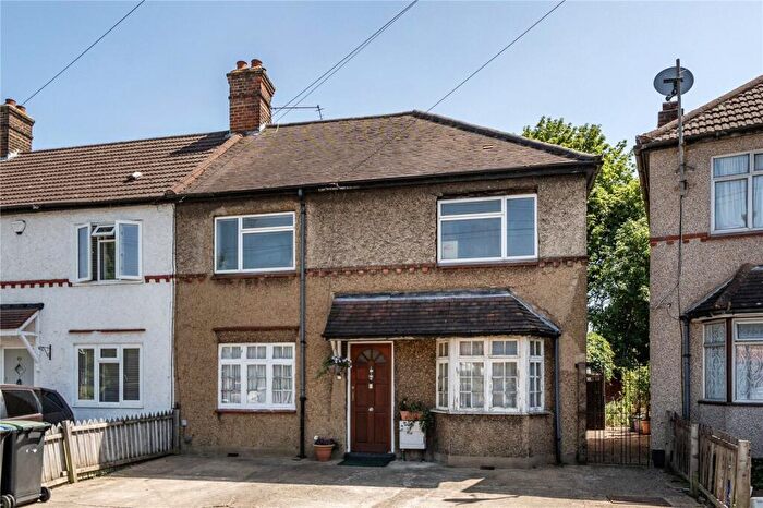 3 Bedroom End Of Terrace House For Sale In Carpenter Gardens, Winchmore Hill, London, N21