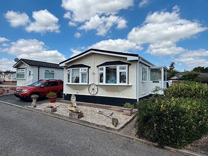 2 Bedroom Mobile/park Home For Sale In Parklands, Evesham, WR11