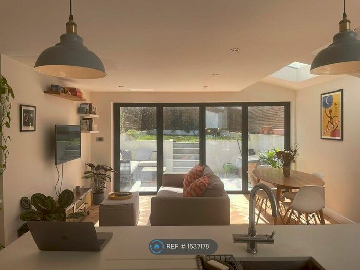 2 Bedroom Flat To Rent In Crofton Road, London, SE5