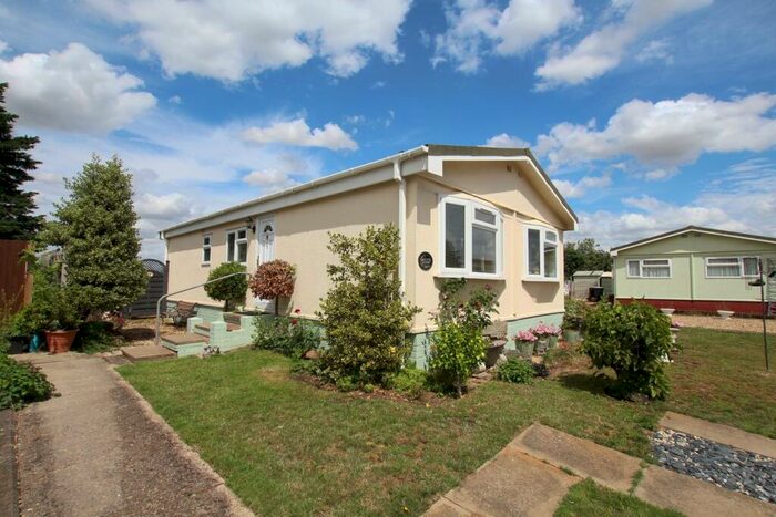 2 Bedroom Mobile Home For Sale In Stratton Park, Biggleswade, SG18