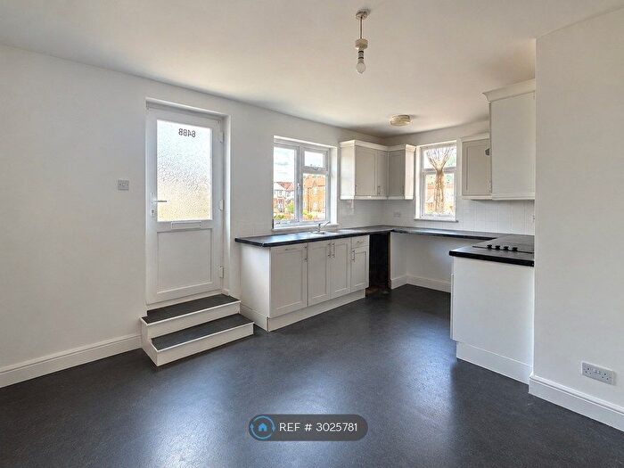 3 Bedroom Maisonette To Rent In Chigwell Road, Woodford Green, IG8